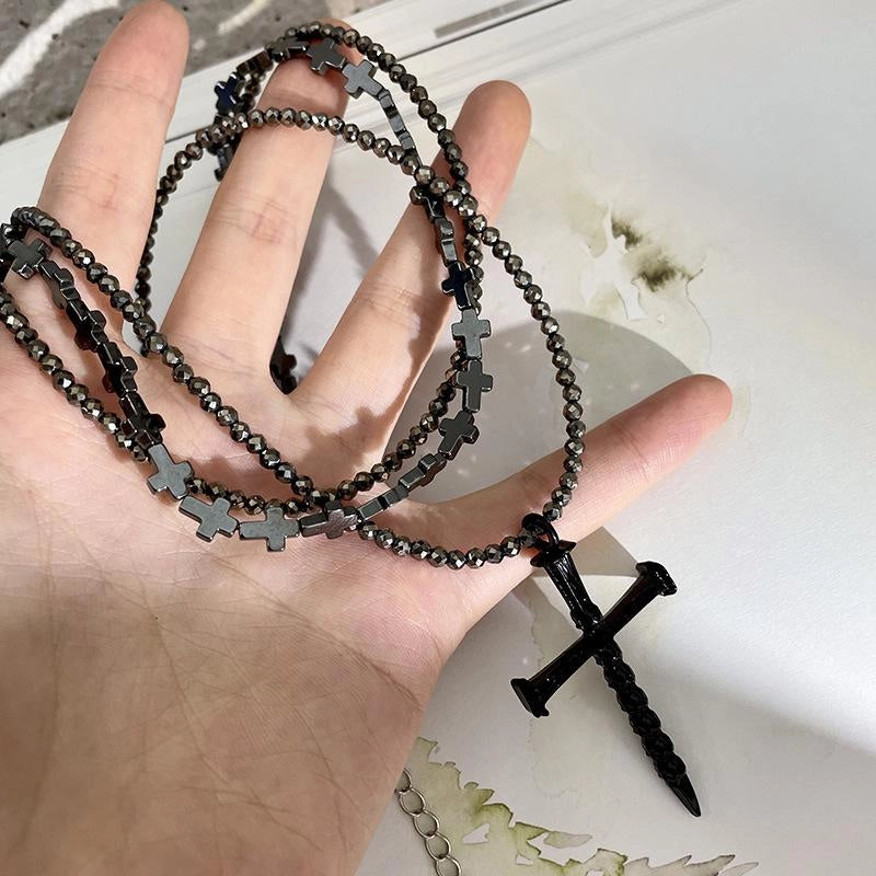 Collana con croce nera multistrato fatta a mano, regalo di Natale o compleanno.