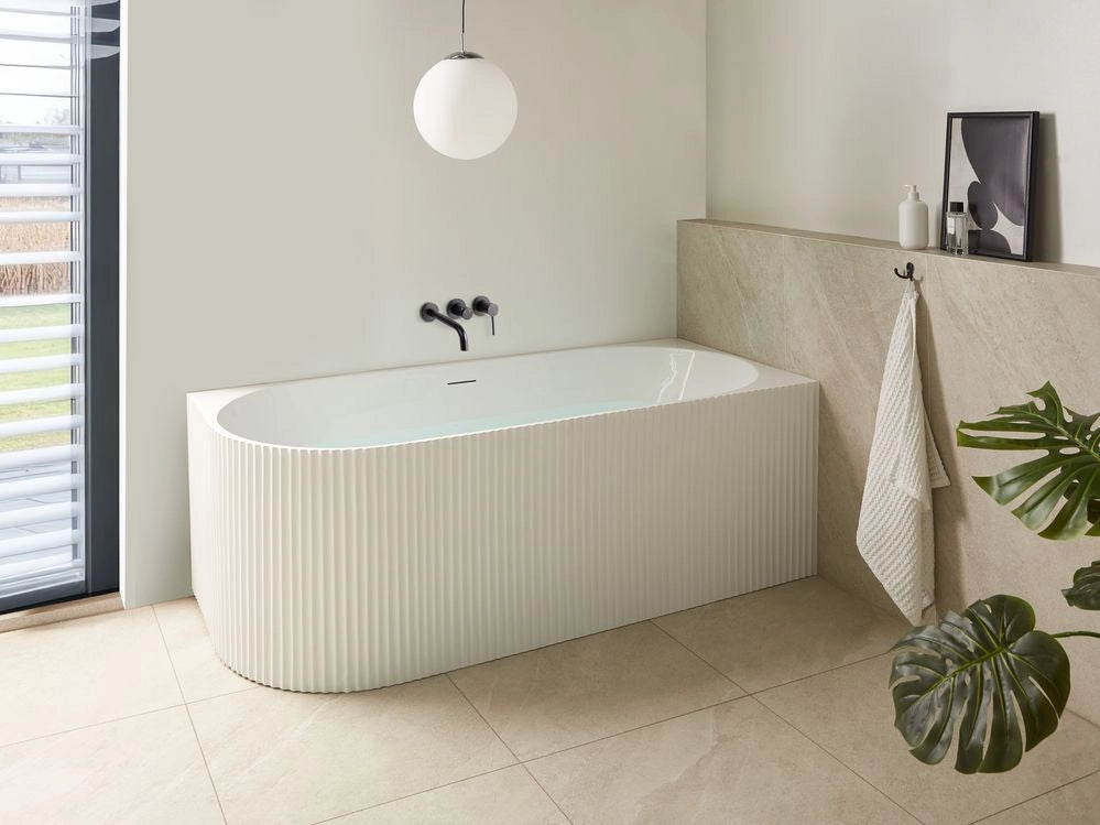 Vasca da bagno angolare sinistra in acrilico bianco opaco 170 x 80 cm Finitura scanalata Bagno in stile moderno