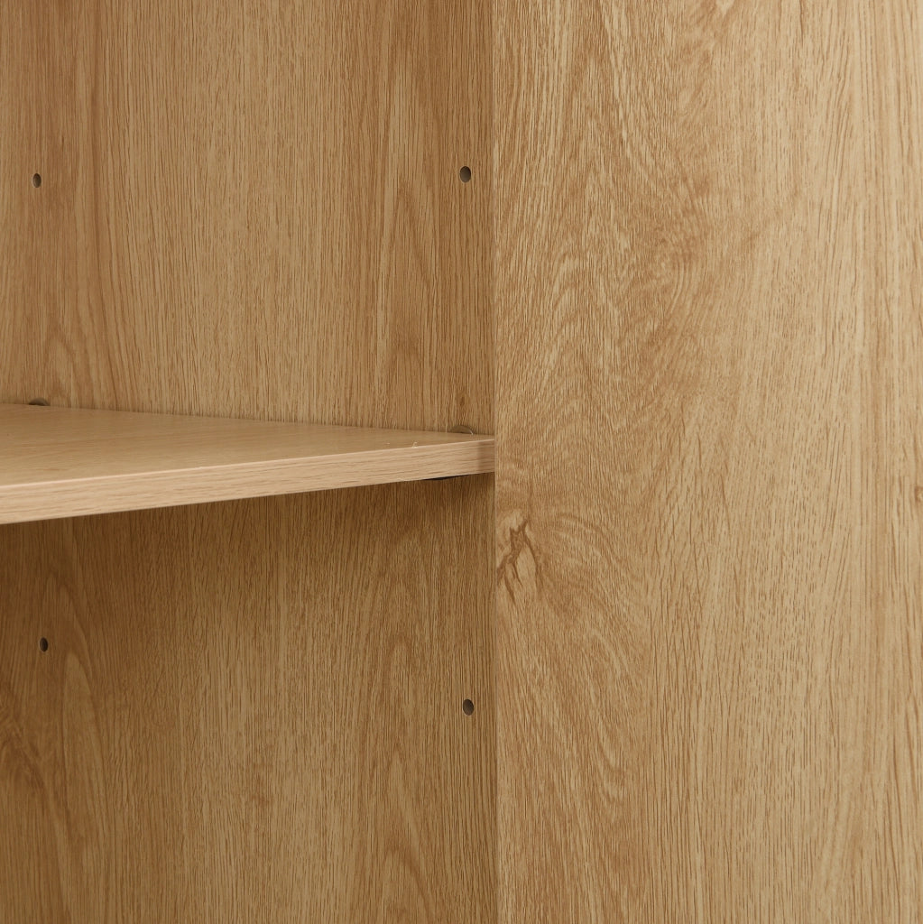 Credenza 4 ante con rilievo geometrico in legno naturale