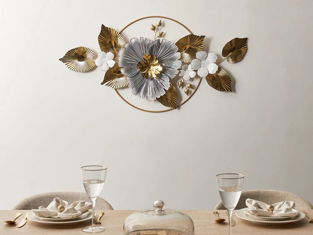 Ornamento da parete in metallo dorato fatto a mano pezzo di Deco con composizione floreale moderna