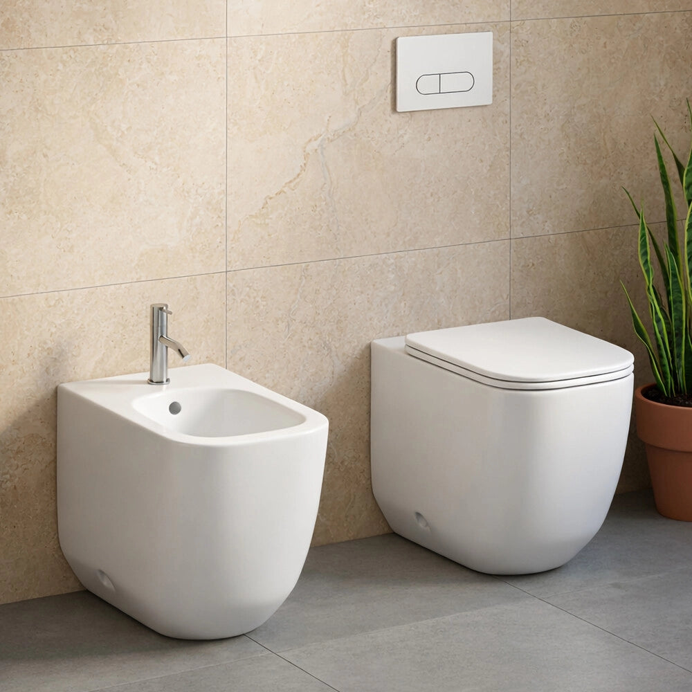 Wc filo muro bianco lucido con scarico tornado e design arrotondato Kora