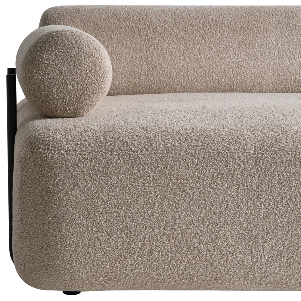 Divano a 2 posti tessuto beige elementi morbidi neri stile moderno soggiorno