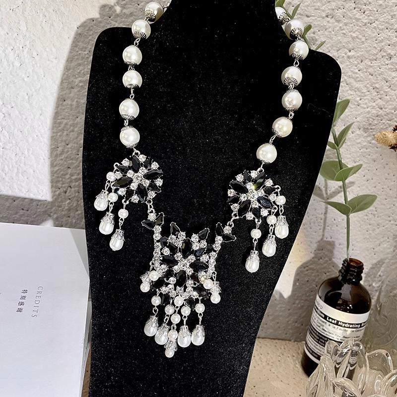 Collana con pendente a forma di diamante nero, cristallo e perla, realizzata a mano, regalo di Natale o compleanno.