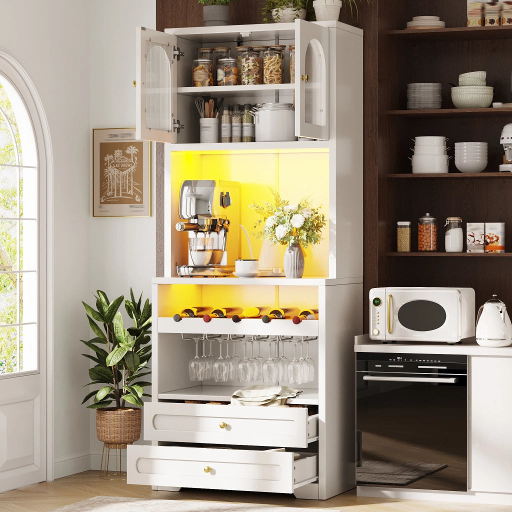 Dispensa alta con ante in vetro, LED, ripiani regolabili, portabottiglie, USB, per cucina e soggiorno, bianco