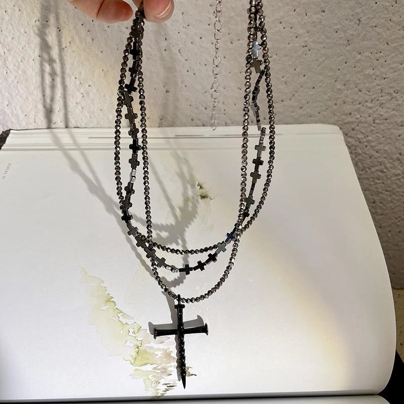 Collana con croce nera multistrato fatta a mano, regalo di Natale o compleanno.