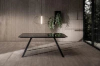 E-STYLO Tavolo allungabile con top nero fumè in vetro temperato e gambe in metallo nero, 90cm X 160 / 240cm H. 76cm.