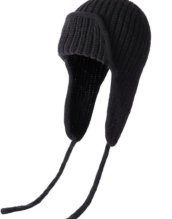 Cappuccio invernale nero con tema fantastico. Disegno a rilievo, non allungabile. Realizzato in materiale composito (pluche a base di poliestere). Lavaggio a mano o stiratura.