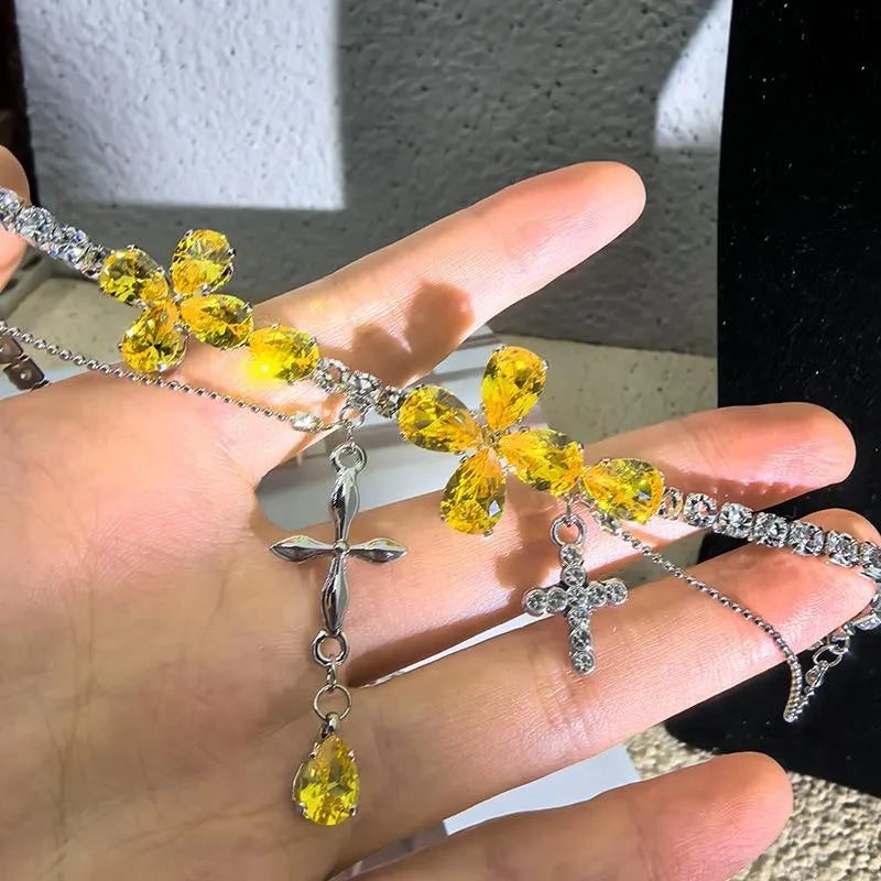 Collana con ciondolo a croce e fiore in zirconi gialli: gioiello fatto a mano con perline.