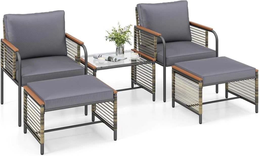 Set Conversazione da Esterno 5 Pezzi con Cuscini, Sedie in Rattan con 2 Pouf e Tavolino da Caffè in Vetro Temperato, Set di Mobili da Esterno per Balcone, Veranda, Terrazza e Giardino (Beige)