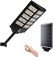 Lampione LED solare con batteria 18000mAh, doppia modalità luce, pannello solare, telecomando e staffa da 50cm. Autonomia prolungata e installazione facile.