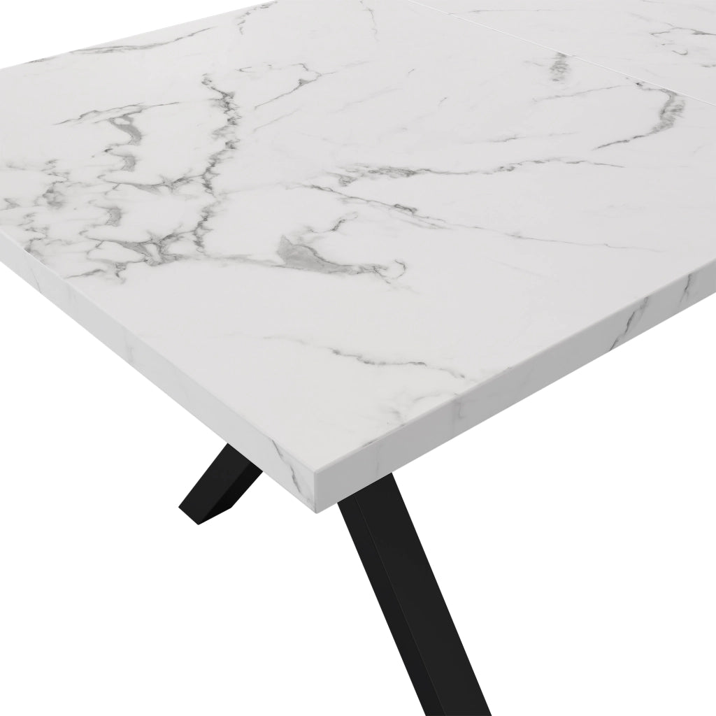 Tavolo moderno con gambe incrociate, piano effetto marmo, in MDF e metallo, 140×80×76 cm