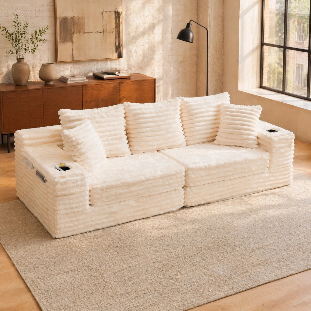 Divano in tessuto corduroy beige con schienale alto, cuscini, tasche laterali e portabicchieri