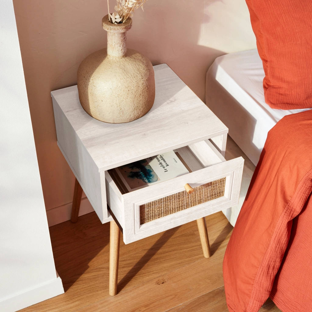 Comodino effetto legno e intrecciatura cannage, 1 cassetto, bianco