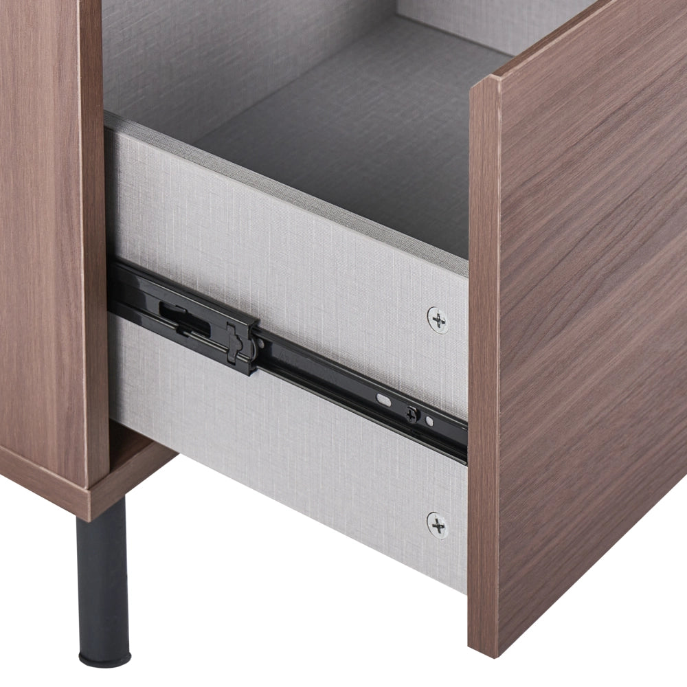 Comodino in truciolato marrone scuro con 1 cassetto e gambe in metallo nero un elemento d'arredo minimalista e contemporaneo