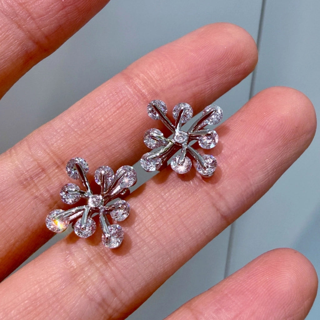 Squisiti orecchini a clip floreali con zirconi e un design a fiocco di neve super scintillante