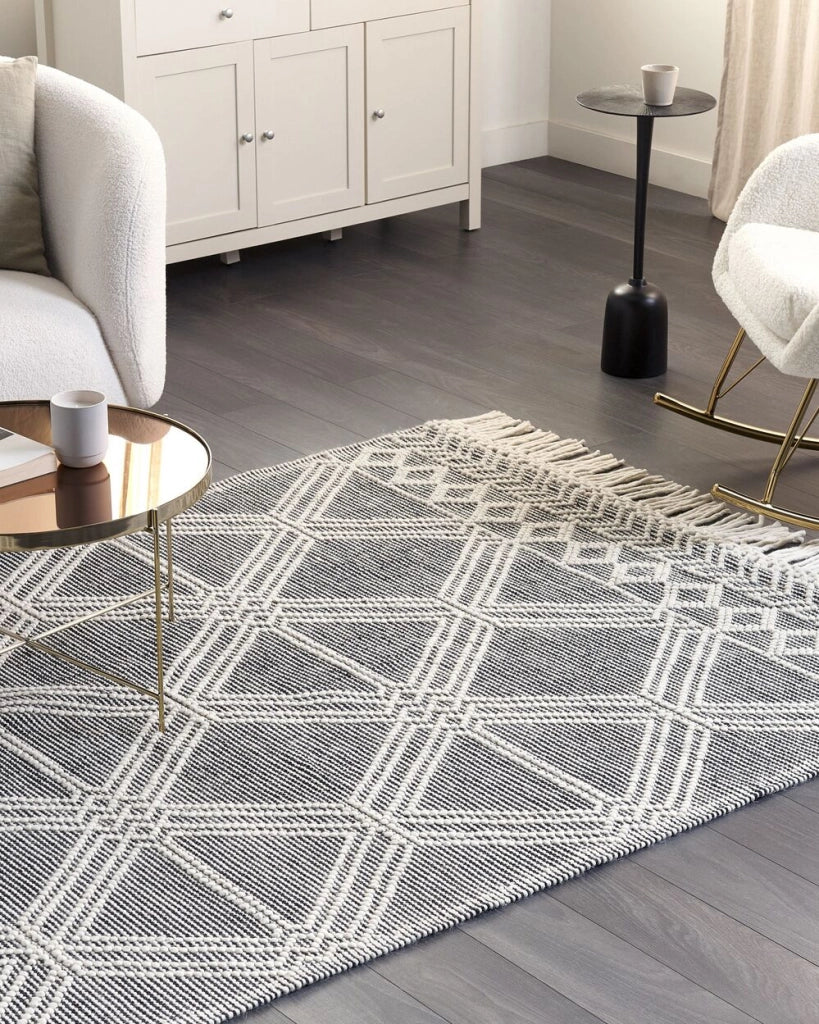 Tappeto grigio e bianco sporco in lana e cotone 160 x 230 cm intrecciato a mano a trama piatta con frange e motivo geometrico