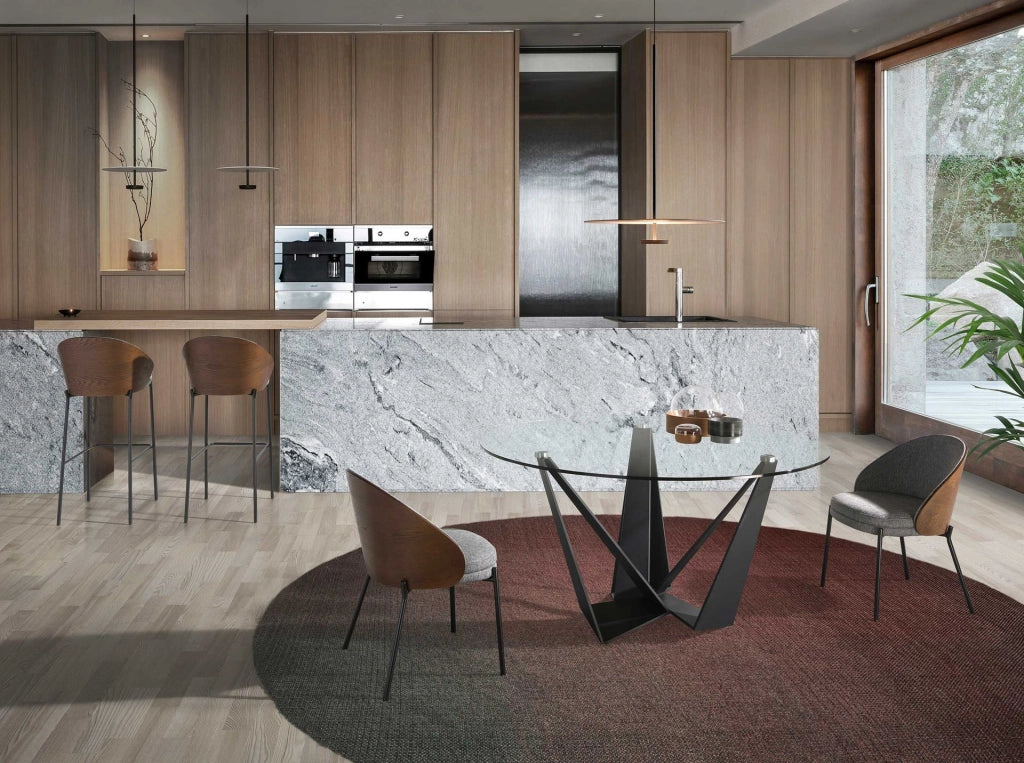 Sgabello in tessuto grigio e noce