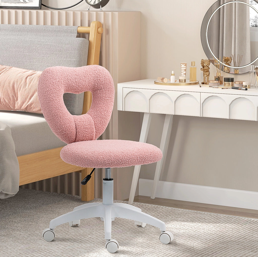 Sedia da ufficio rosa con schienale a cuore in teddy fleece