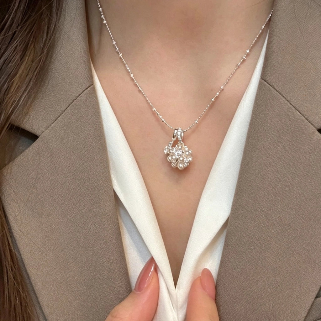 Collana a sfera floreale con perle, zirconi e diamanti scintillanti