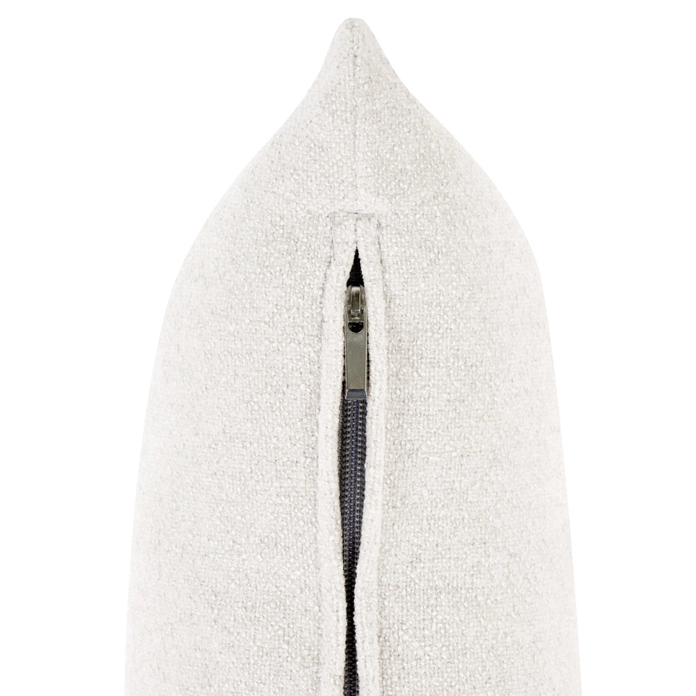 Poltrona in tessuto bianco con rivestimento in peluche, gambe cilindriche e stile organico