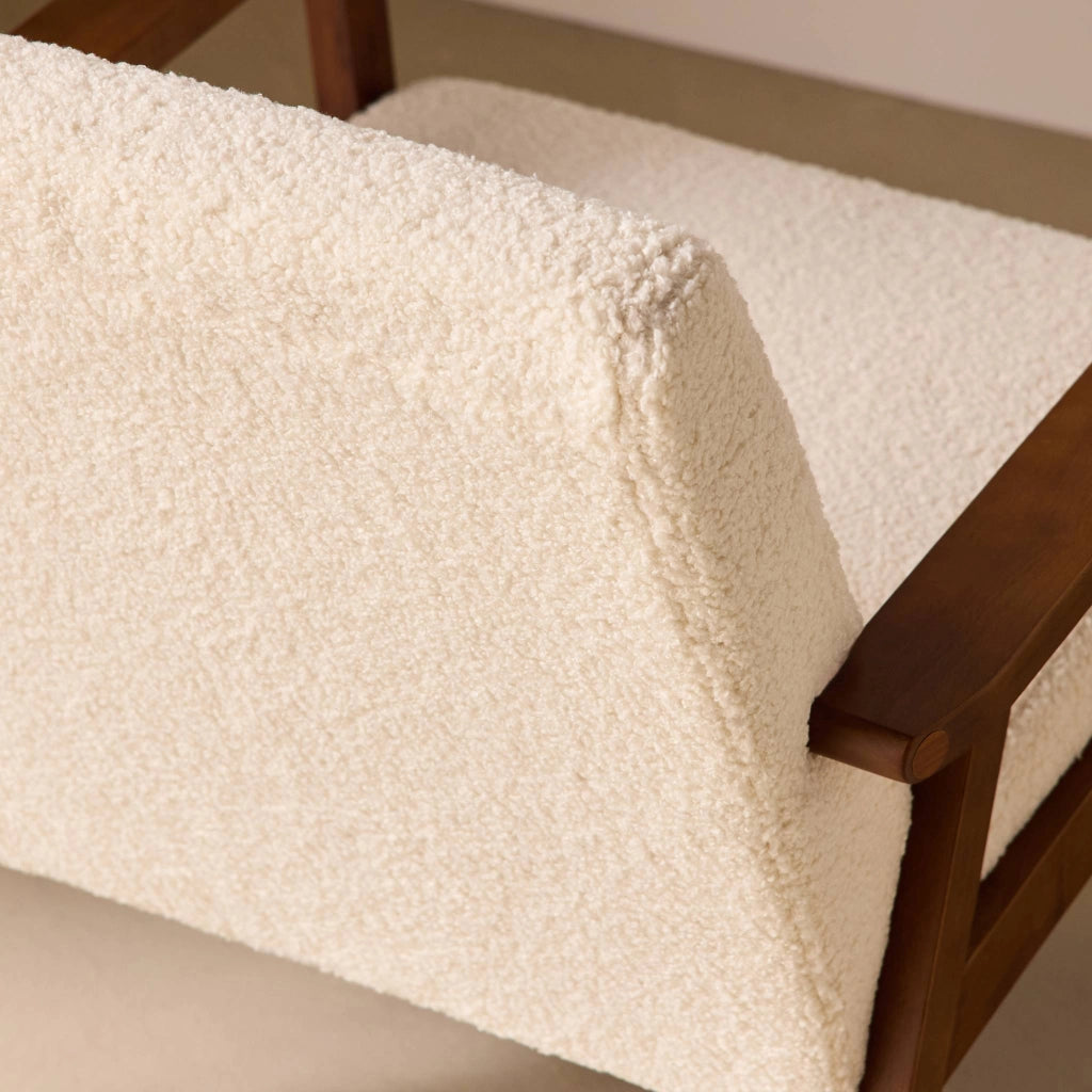 Poltrona scandinava bouclé in legno di hevea tinto noce chiaro, crema