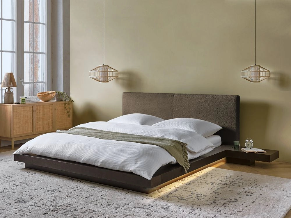 Letto matrimoniale LED con comodini e testata bouclé tortora in frassino scuro 160 x 200 cm stile giapponese