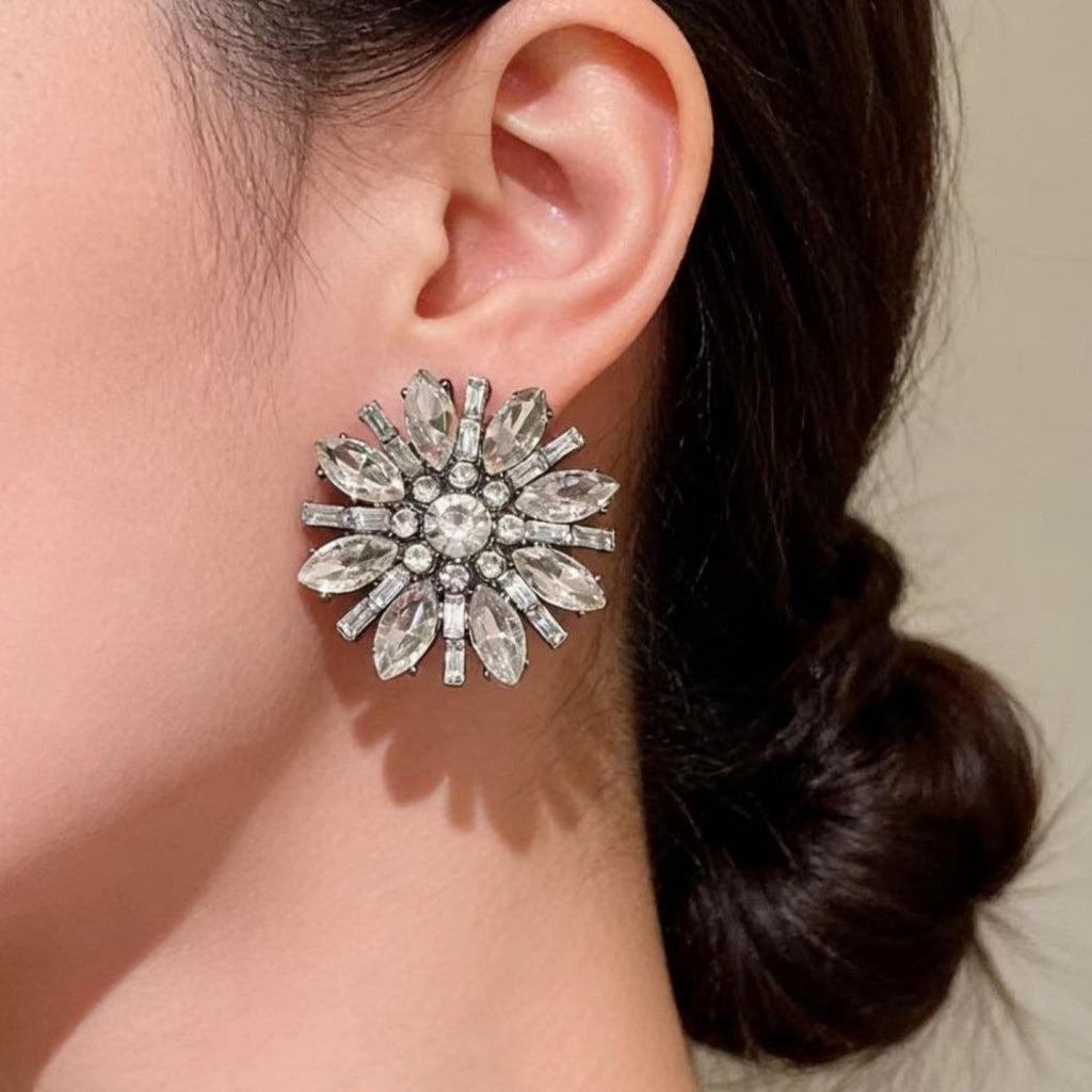 Nuovi ed eleganti orecchini a forma di fiore con diamanti e cristalli