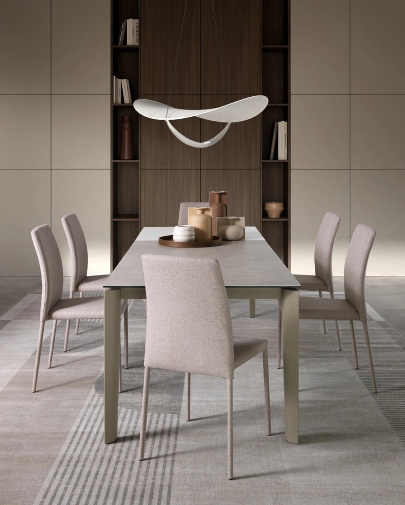 Tavolo allungabile Horus con piano in ceramica sabbia e struttura in metallo verniciato sabbia 160-240 cm - Design Moderno