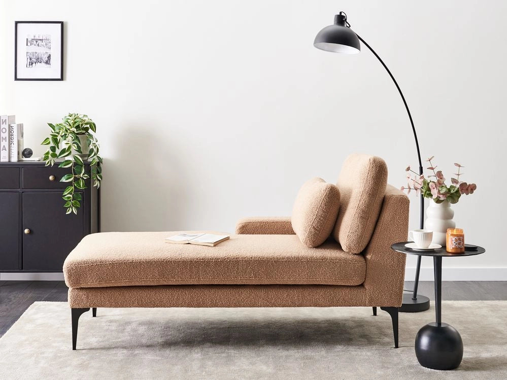 Chaise Lounge a destra Tappezzeria in bouclé beige sabbia con rivestimento in acqua Gambe in metallo con cuscini