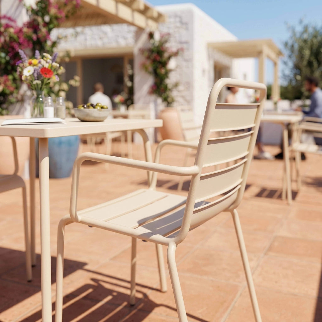 Oviala - Tavolo da giardino quadrato e 2 sedie in acciaio avorio