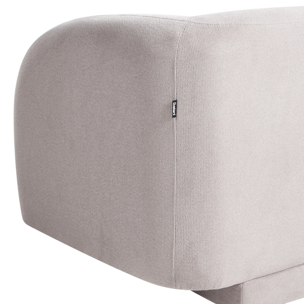 Poltrona in tessuto grigio chiaro stile retro glam art decor con braccioli