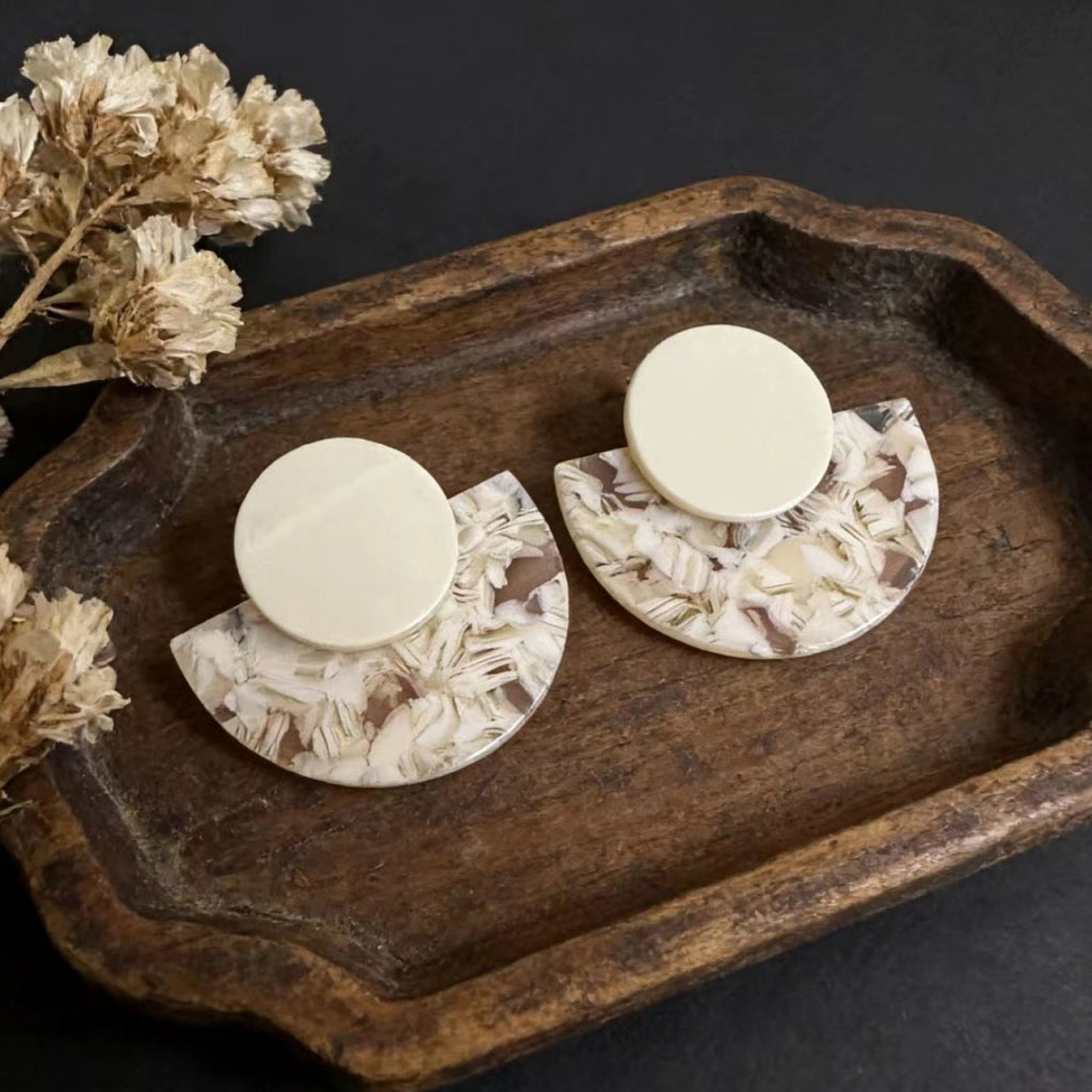 Orecchini pendenti vintage francesi con texture a conchiglia, dal design esagerato e unico, perfetti per le vacanze al mare, orecchini di lusso discreti per donna.