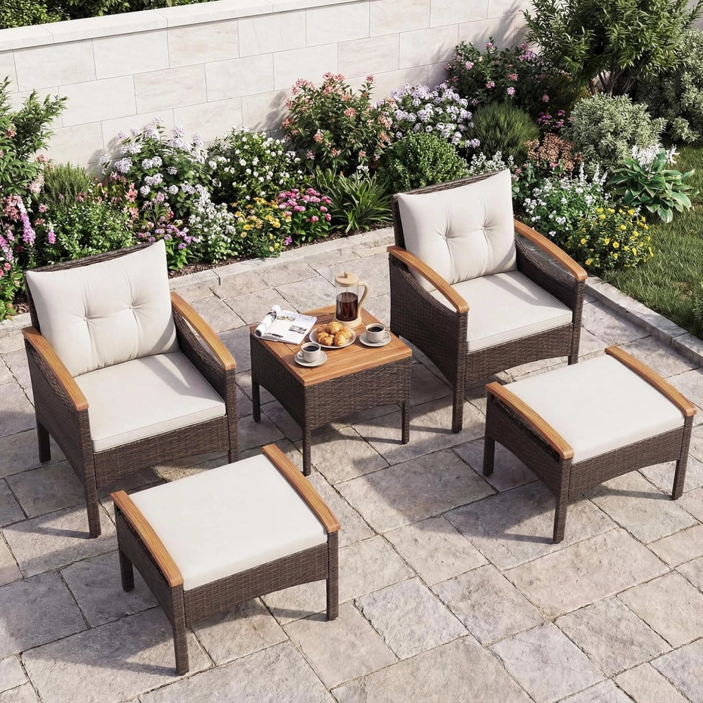 Set Salotto da Giardino in Rattan da 5 Pezzi, Set in Vimini per Esterni con Cuscini per Sedili e Schienale, Comodo Tavolino e 2 Ottomane, per Giardino Cortile Piscina (Bianco)