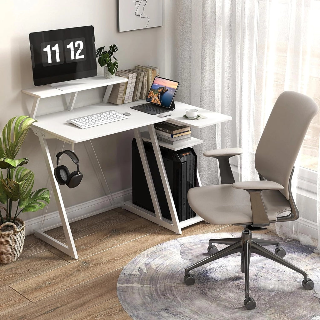 Scrivania Angolare Salvaspazio, Scrivania da Gaming con Prese, Porte USB, Ripiano per Monitor, Gancio per Cuffie, Ripiano e Supporto per CPU, Scrivania ad Angolo per Casa e Ufficio (Bianco)