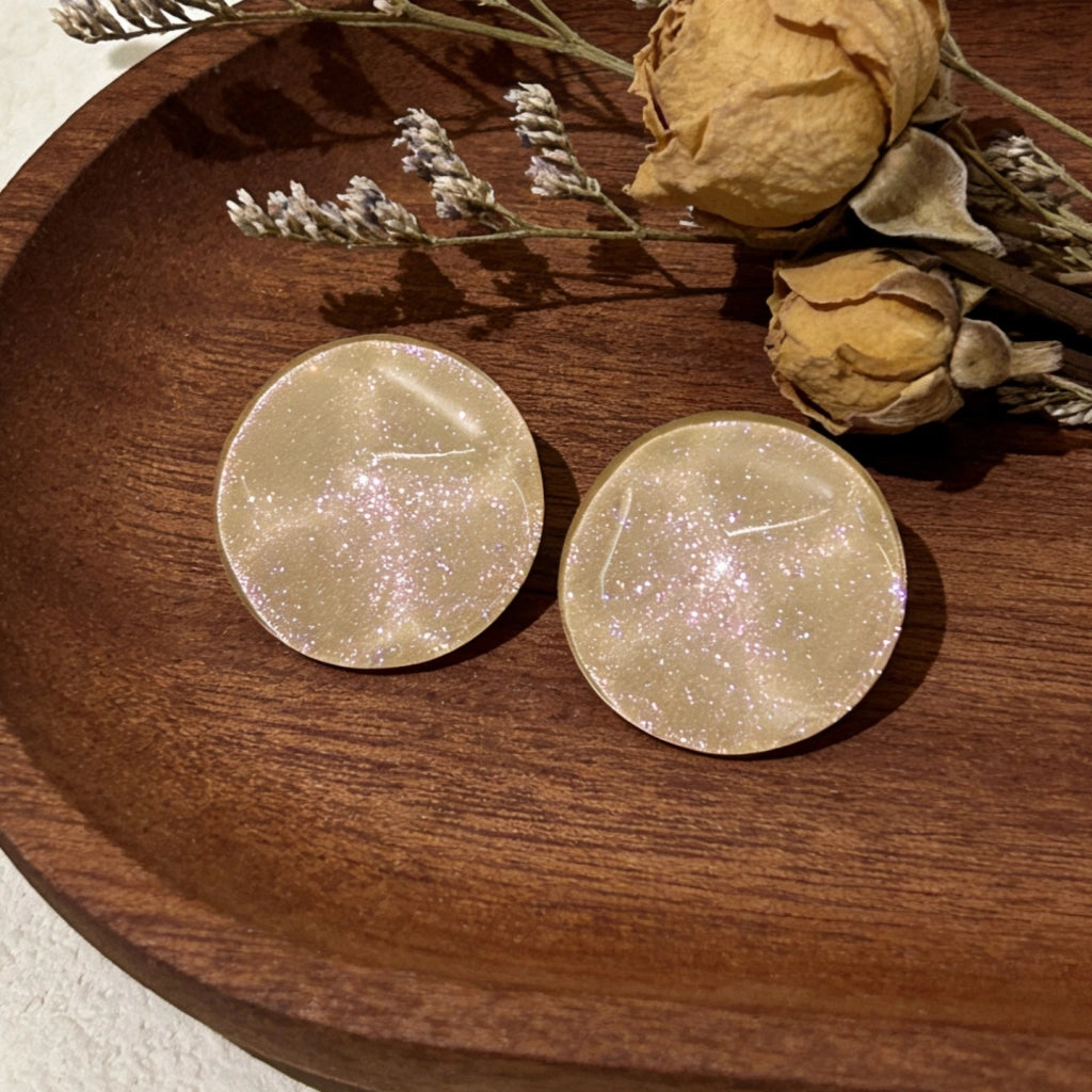 Orecchini a perno geometrici rotondi retr¨° con bordo ondulato e perle francesi color crema mousse: orecchini sofisticati, eleganti e versatili, in stile Hong Kong.
