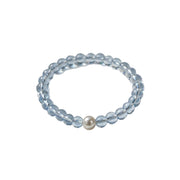 Braccialetto con cristalli blu dal design fresco ed elegante e braccialetto con pesciolino e perla.