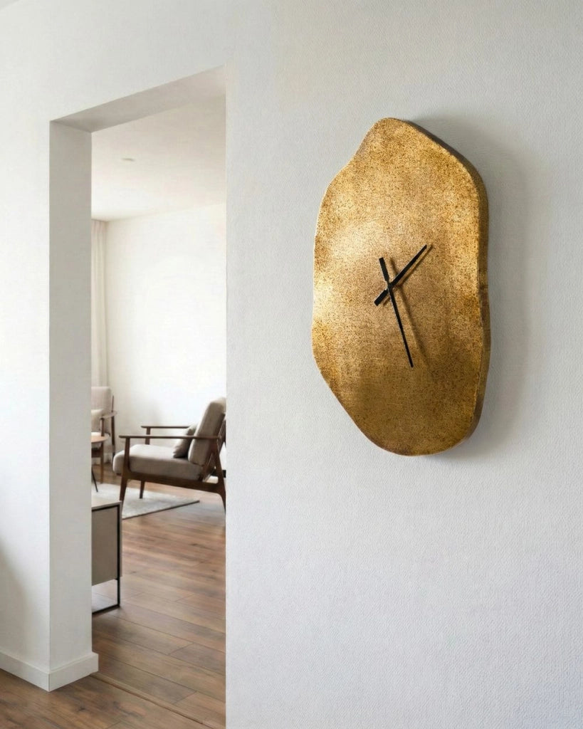 Orologio da parete in ottone finitura alluminio 78x50 cm forma irregolare lancette nere decorazioni