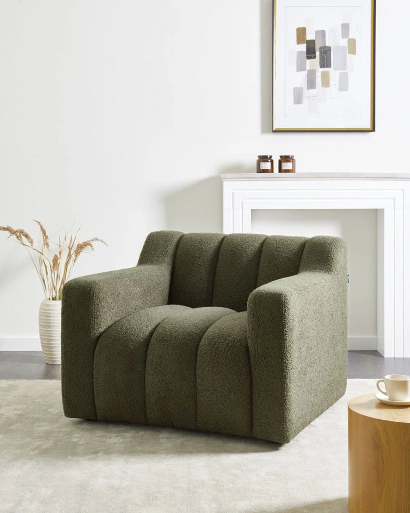Poltrona con rivestimento in bouclé verde scuro schienale imbottito e cuscini spessi perfetta per un soggiorno moderno