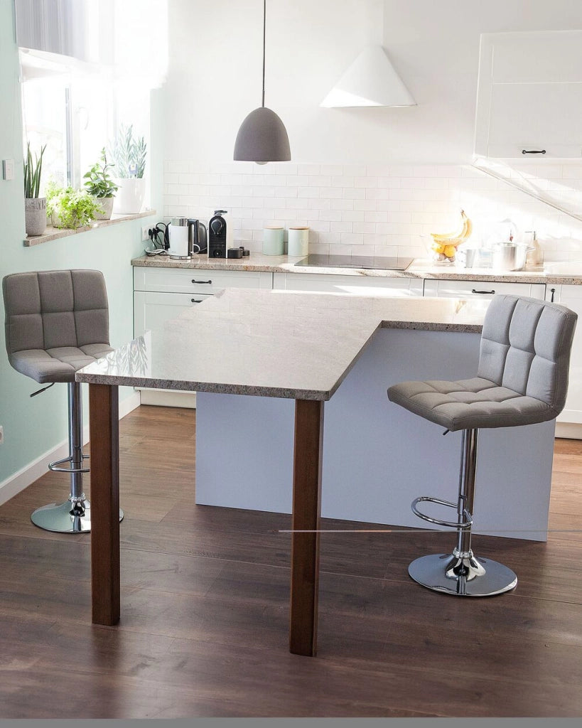 Set di 2 sgabelli da bar da cucina di colore beige girevoli regolabili in altezza stile moderno contemporaneo