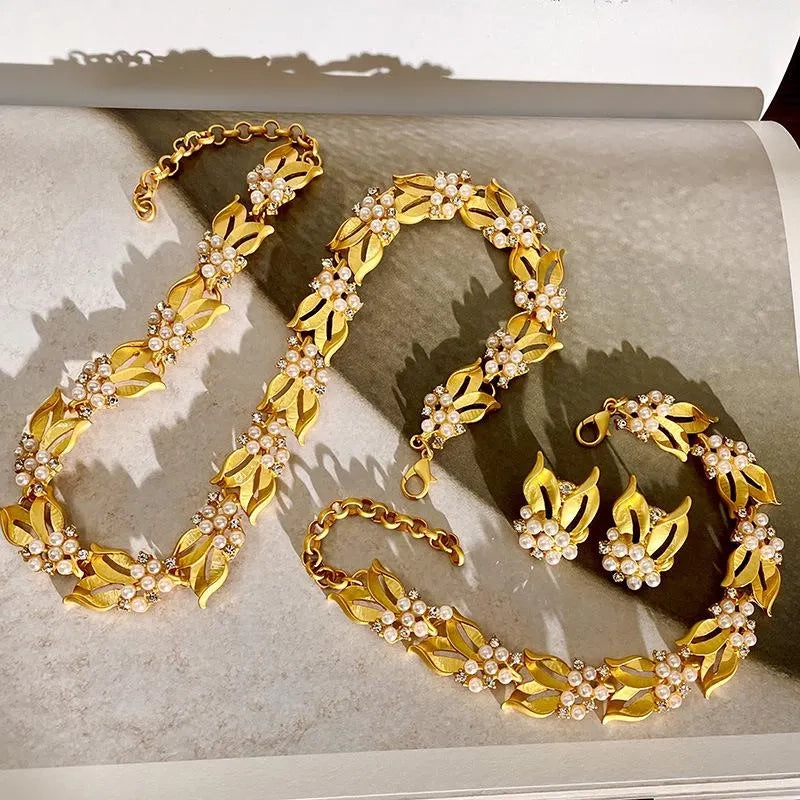Set di gioielli vintage fatti a mano con perle di grano dorate: collana, bracciale e orecchini