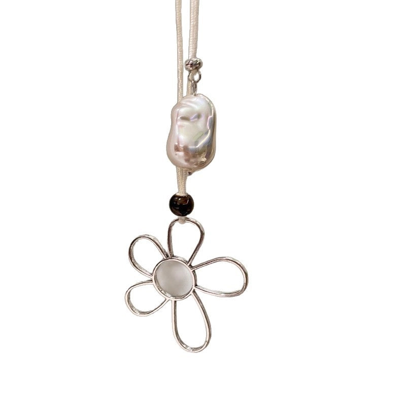 Collana a strati di fiori in argento traforato con pendente in perla barocca e catena per clavicola