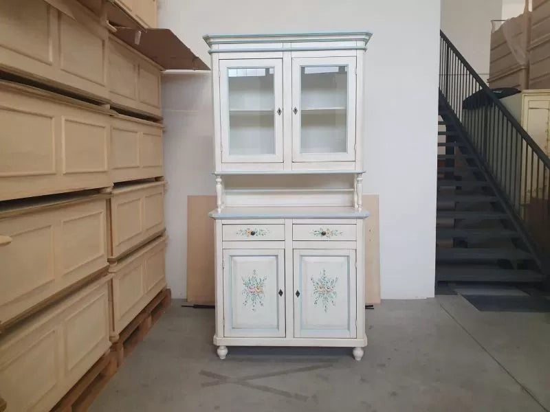 Cristalliera in legno 2 ante bianco invecchiato/decori filo azzurro104x43x208 - Mobili 2G