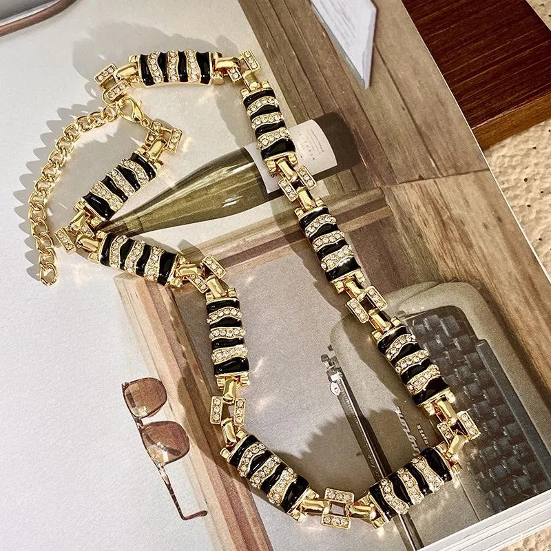 Set di gioielli con perline di semi di zebra nera: collana, orecchini e bracciale fatti a mano.