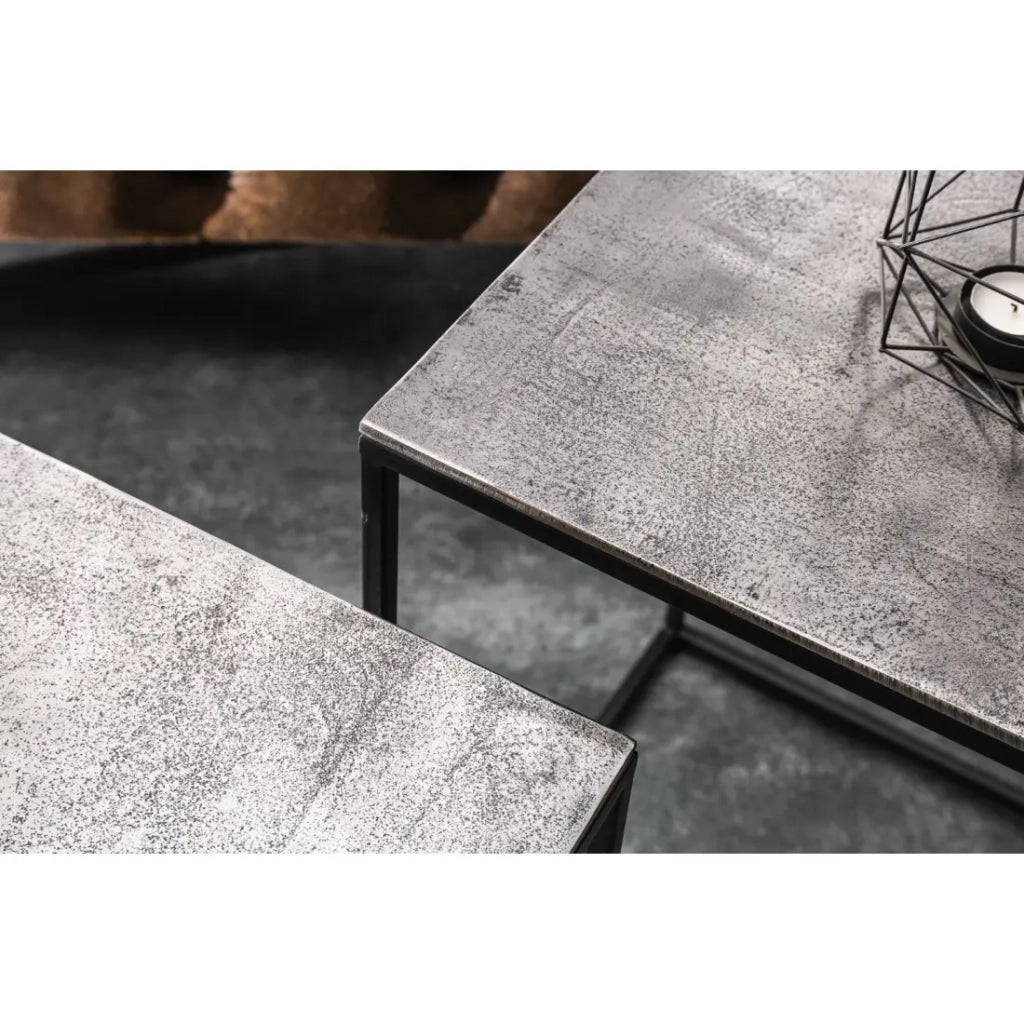 Tavolini da salotto nidificati VORTEX in alluminio grigio testurato e metallo nero - set di 2 tavoli quadrati dal design moderno
