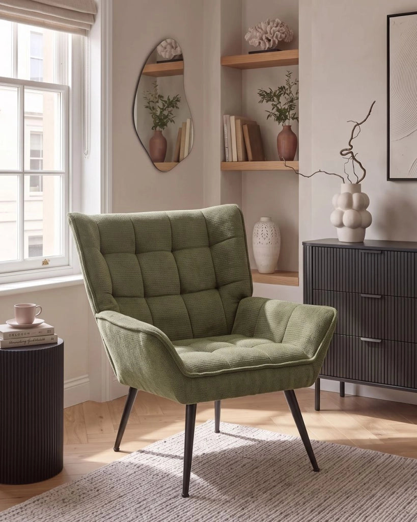 Poltrona in stile retrò con rivestimento idrorepellente gambe in acciaio imbottitura trapuntata e braccioli verde