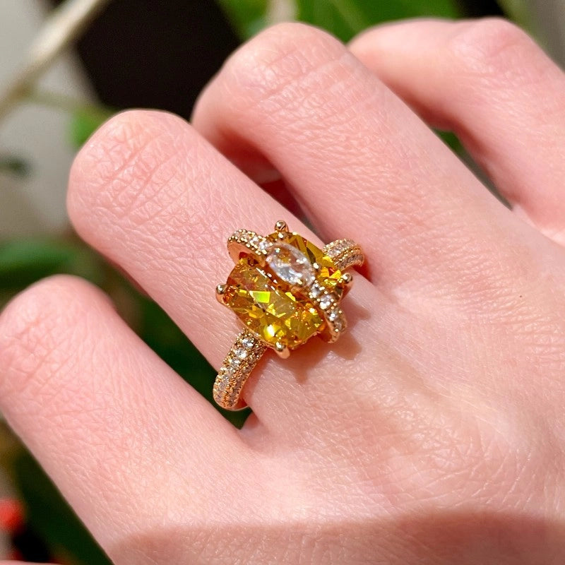 Un anello con diamante arancione lussuoso e sofisticato che si abbina a tutto
