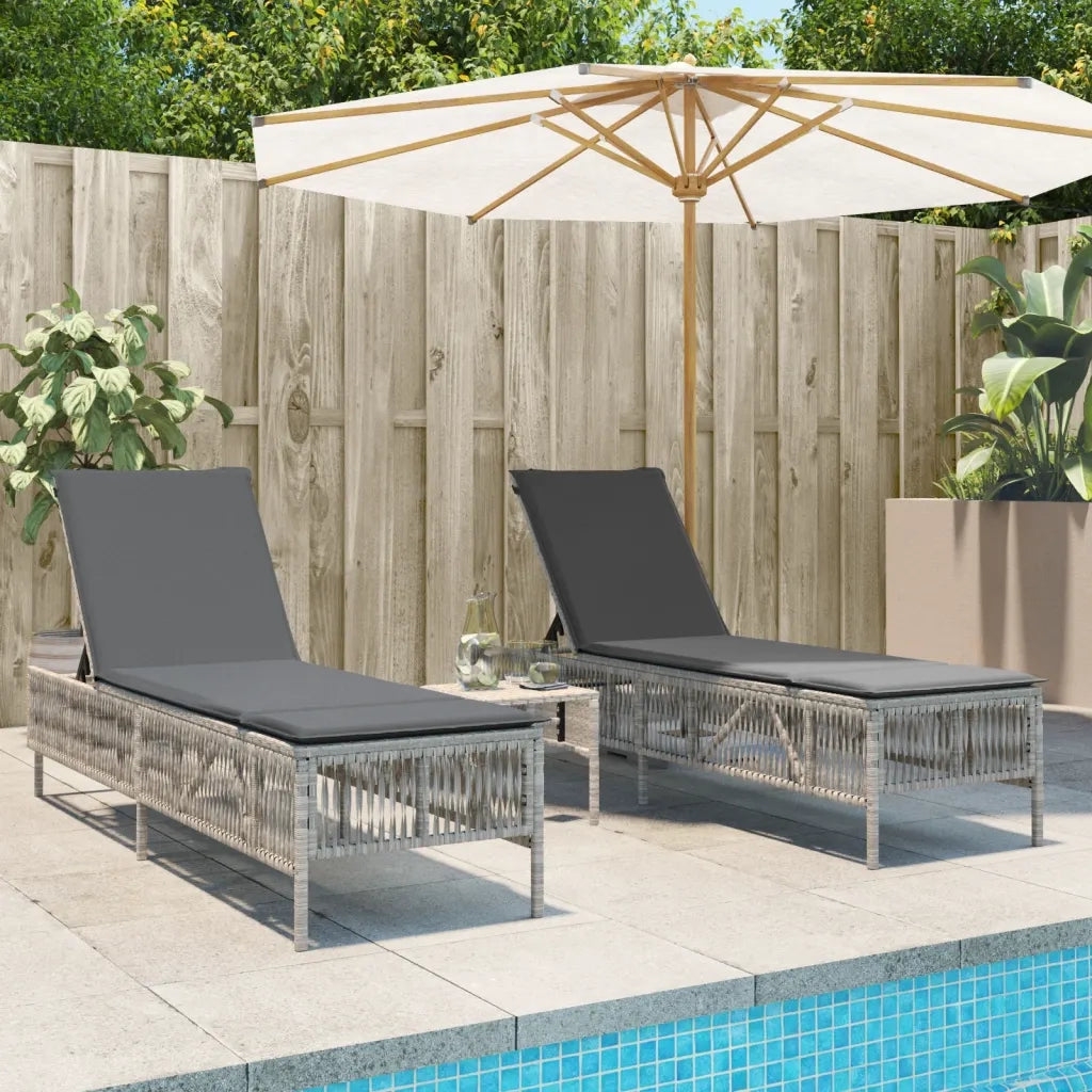 Lettini Prendisole 2 pz | Sdraio da giardino | Lettino da sole con Tavolino Grigio Chiaro in Polyrattan