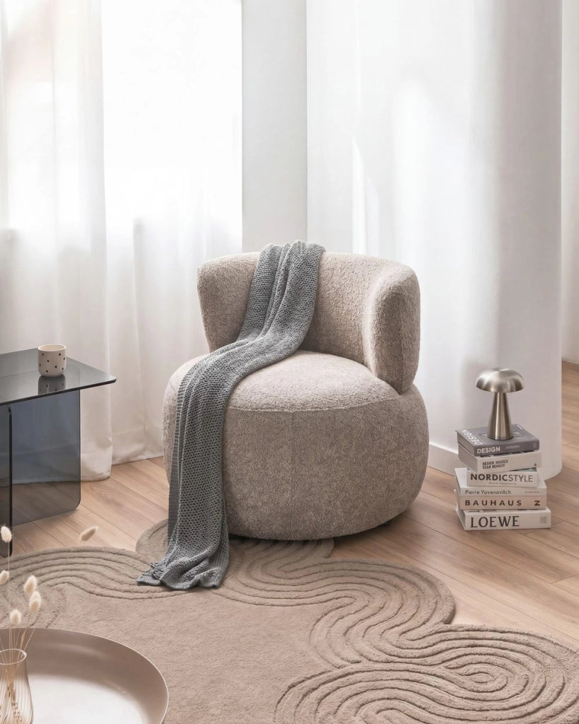 Comoda poltrona tortora rivestita in ciniglia di poliestere moderna comoda senza braccioli con schienale ricurvo in stile scandinavo