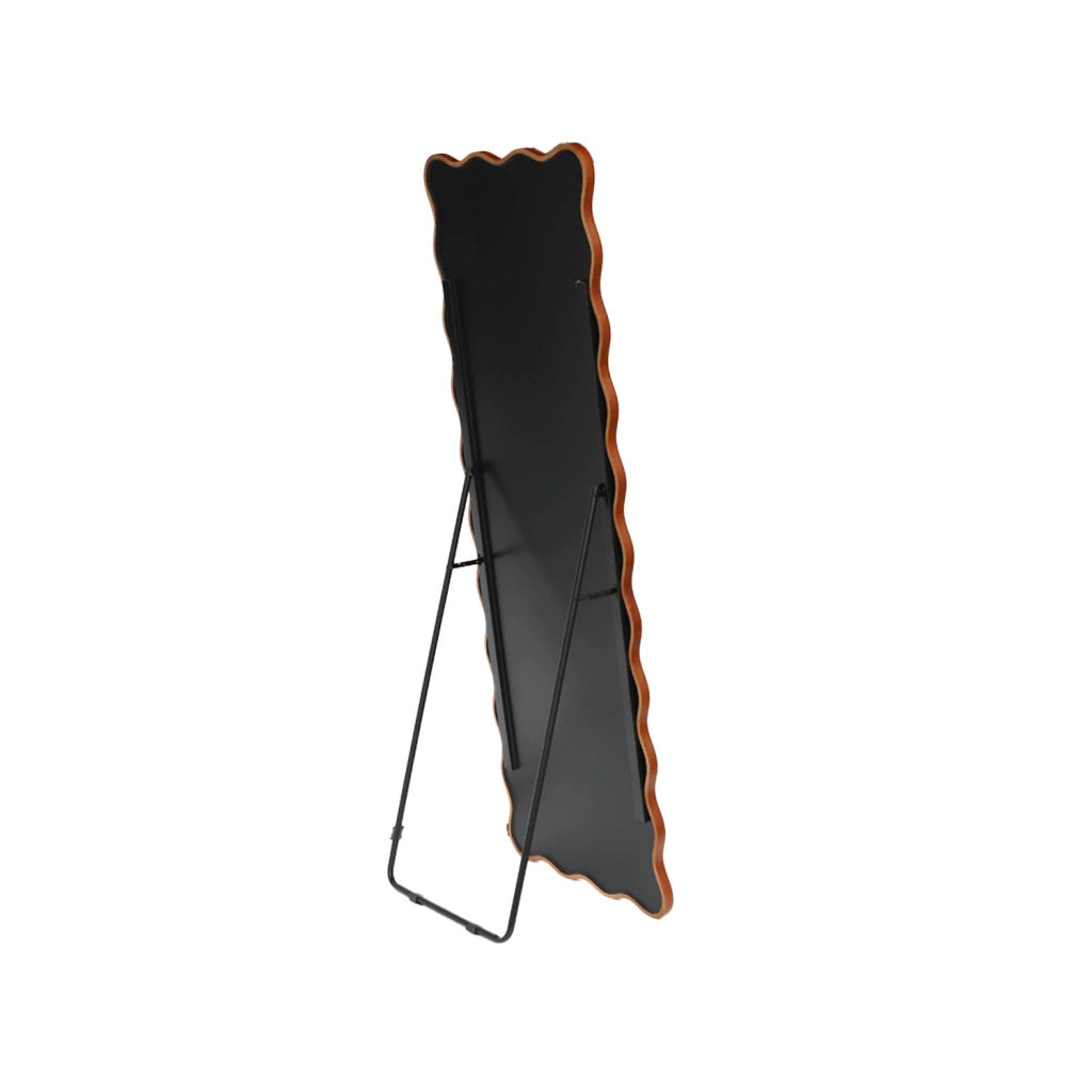 Specchio da terra in legno di hevea dal design organico con base in