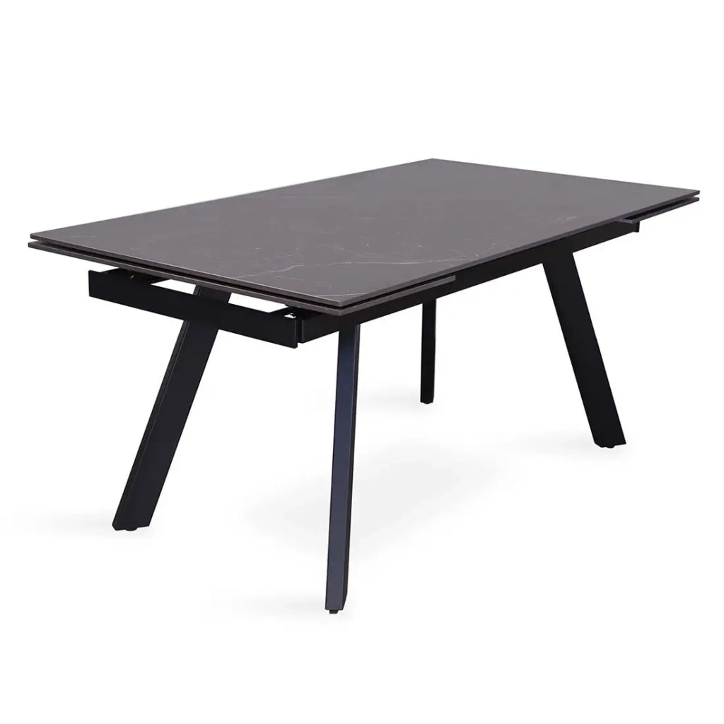 Tavolo da pranzo estensibile per 10 persone con piano in pietra nera della collezione LAROS. Struttura in metallo.